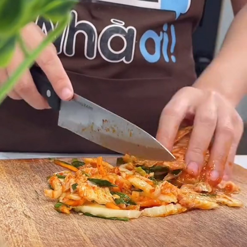 Bước 1 Sơ chế nguyên liệu Cơm rang kim chi (Công thức được chia sẻ từ TikTok Vào bếp cùng Điện máy XANH)