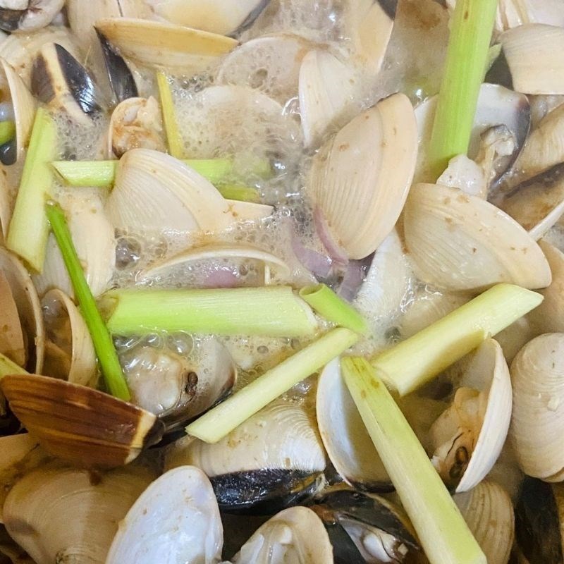 Bước 1 Sơ chế nguyên liệu Nghêu sốt trứng muối