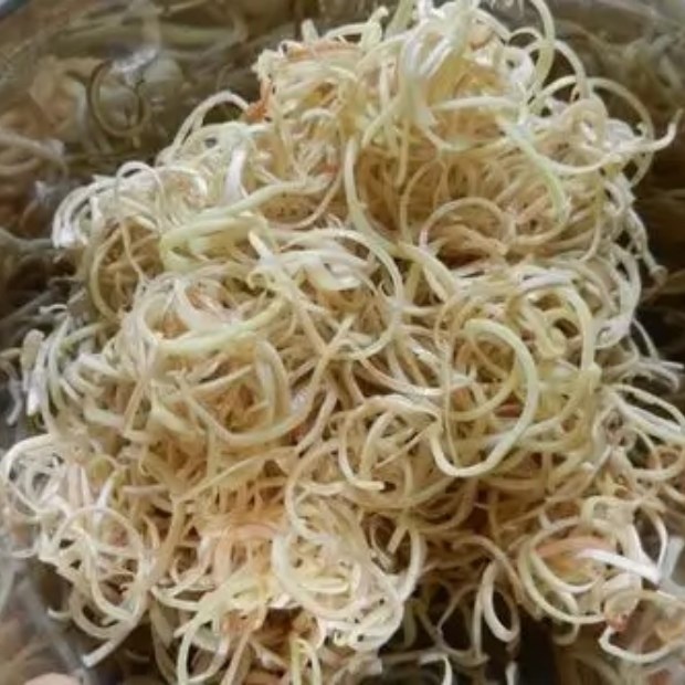 Step 1 Prepare ingredients for Vegetarian Quang Noodles (Oyster Mushrooms)