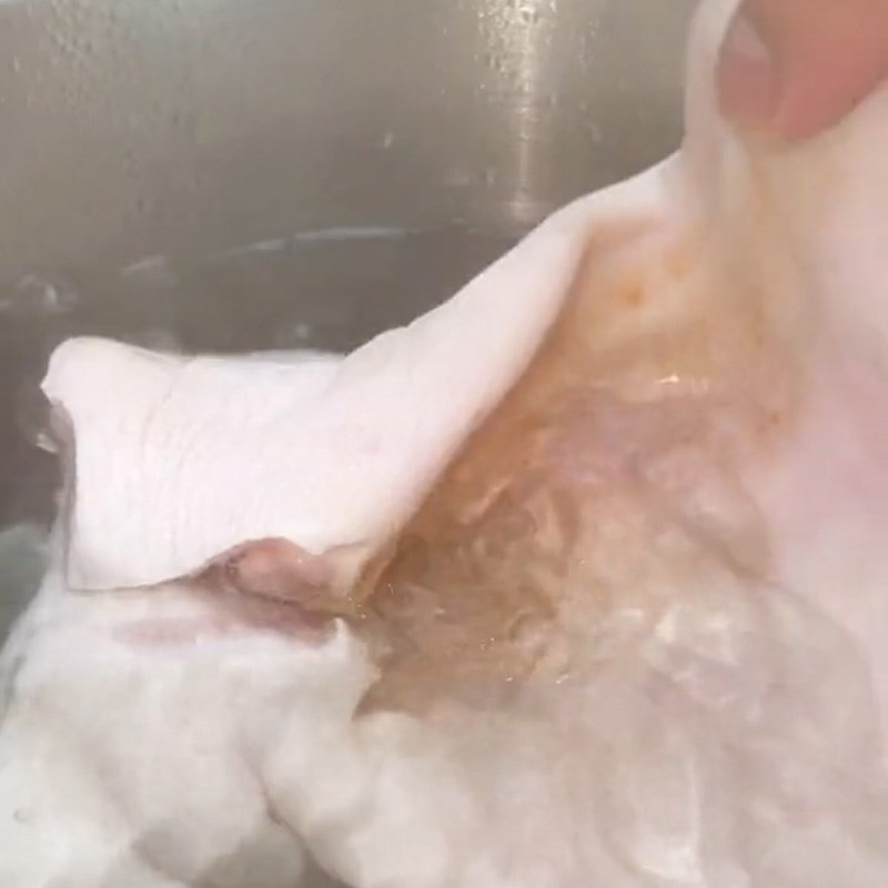 Bước 1 Sơ chế nguyên liệu Gỏi cóc tai heo (Công thức được chia sẻ từ TikTok Vào bếp cùng Điện máy XANH)