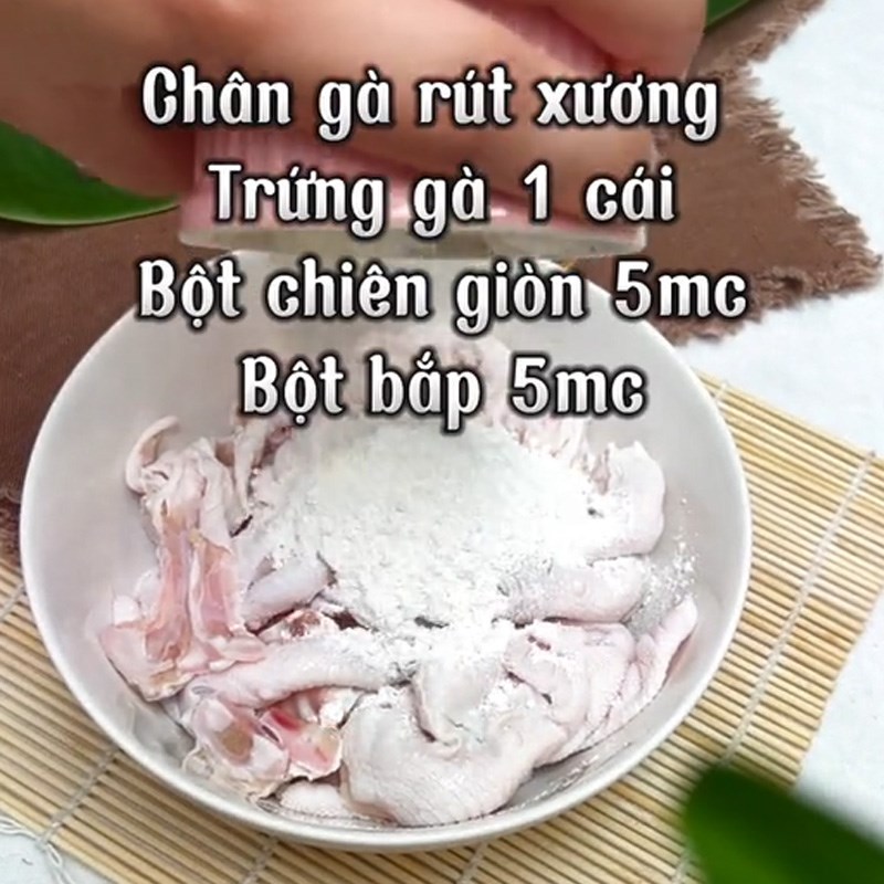 Bước 1 Sơ chế nguyên liệu Chân gà quái thú (Công thức được chia sẻ từ TikTok Vào Bếp cùng Vườn Xanh Phố)