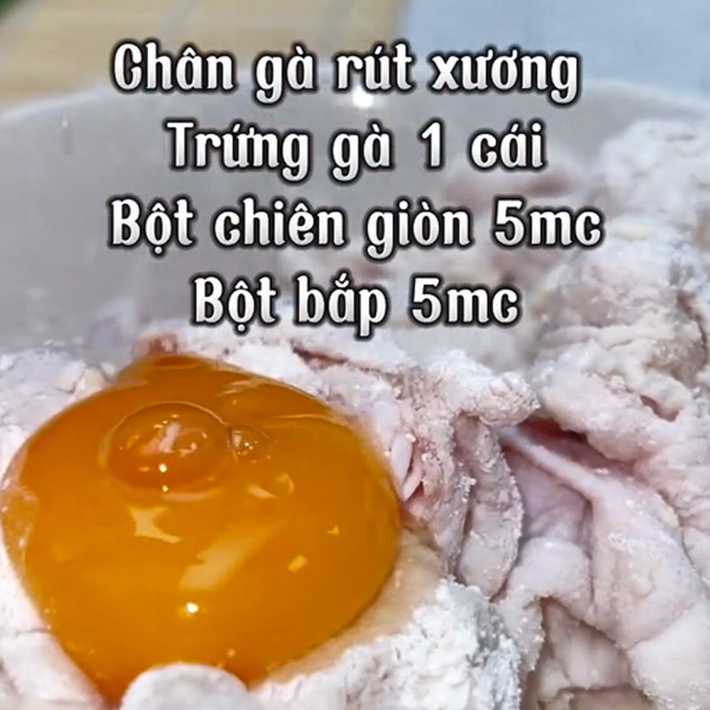 Bước 1 Sơ chế nguyên liệu Chân gà quái thú (Công thức được chia sẻ từ TikTok Vào Bếp cùng Vườn Xanh Phố)