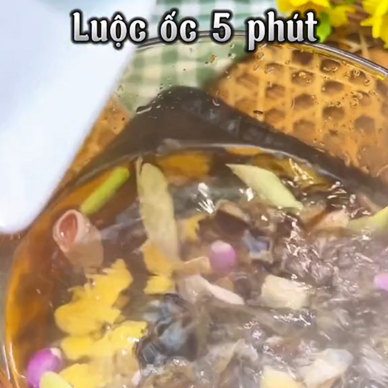 Bước 1 Sơ chế nguyên liệu Ốc bươu sốt thái