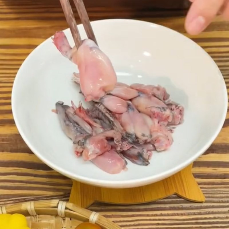Bước 1 Sơ chế nguyên liệu Ếch rang muối (Công thức được chia sẻ từ Tiktok Vào bếp cùng KitchenAZ)