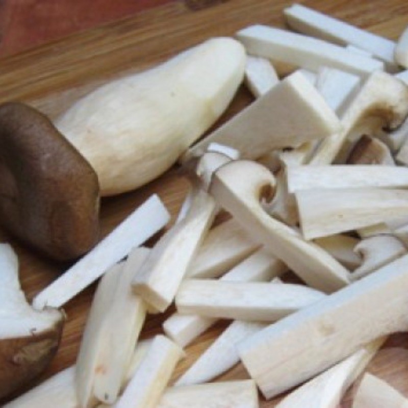 Bước 2 Sơ chế nguyên liệu khác Gỏi khổ qua chay với nấm đùi gà