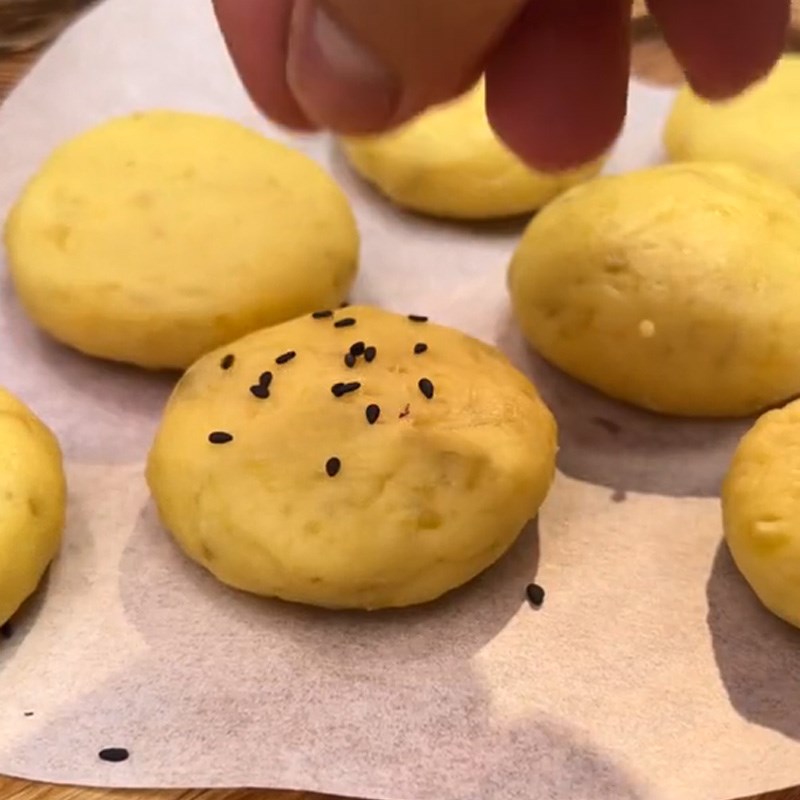 Bước 2 Tạo hình bánh khoai lang phô mai Bánh khoai lang phô mai (Công thức được chia sẻ từ TikTok Vào bếp cùng Điện máy XANH)