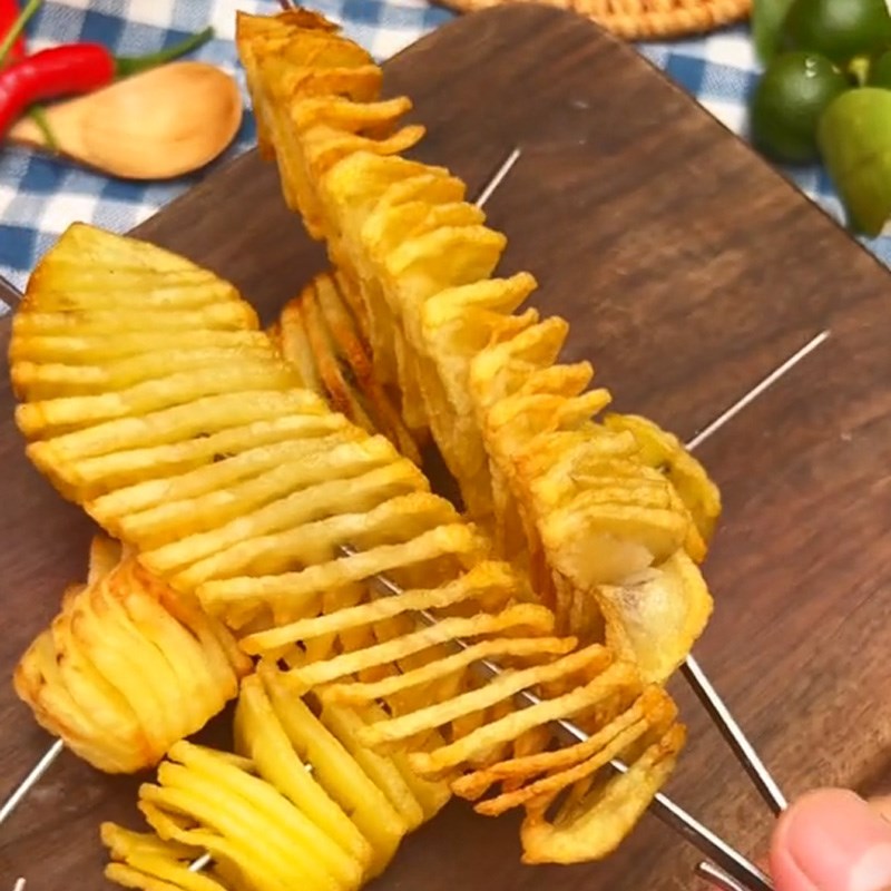 Bước 3 Thành phẩm Khoai tây lốc xoáy (Công thức được chia sẻ từ TikTok Vào bếp cùng Điện máy XANH)