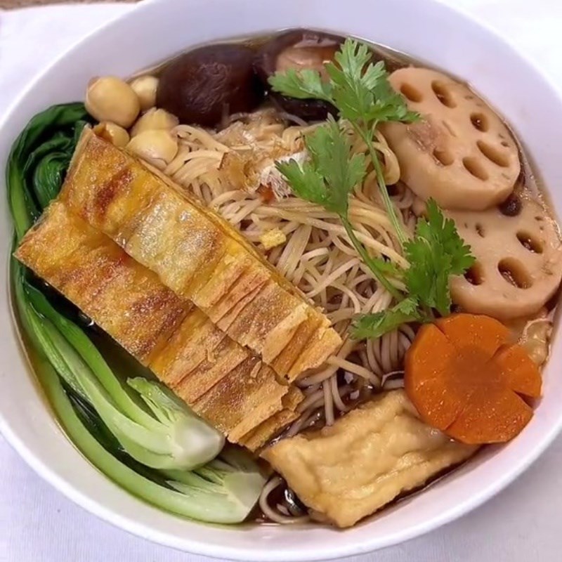Mì tiềm chay hạt sen thành phẩm, nóng hổi và thơm ngon