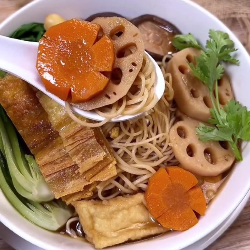 Tô mì tiềm chay hạt sen với đầy đủ nguyên liệu, đẹp mắt và bổ dưỡng
