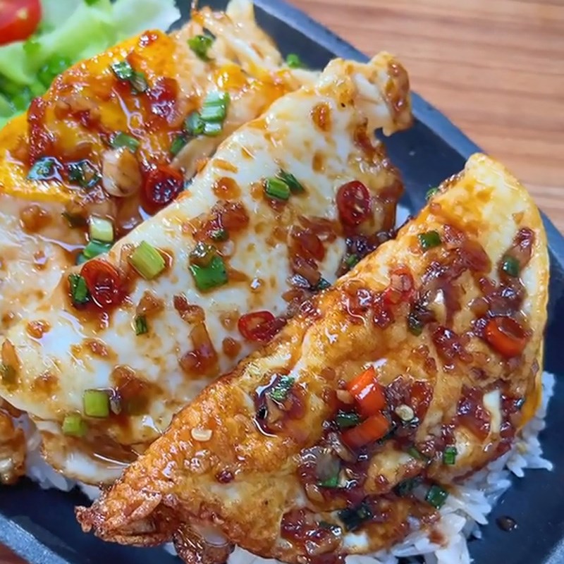 Bước 3 Thành phẩm Trứng chiên sốt nước tương