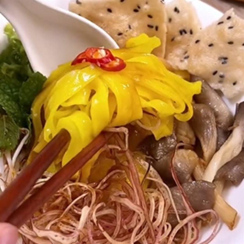 Bước 6 Thành phẩm Mì quảng trộn chay (Nấm bào ngư)