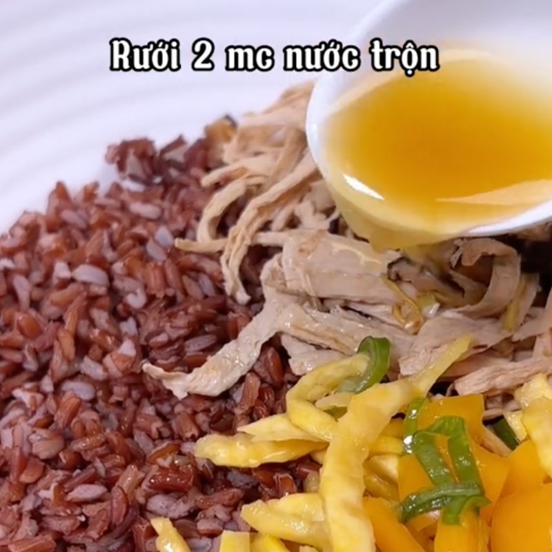 Bước 5 Trộn cơm Cơm gạo lứt trộn cam (Công thức từ kênh tiktok Vào bếp cùng Điện máy XANH)