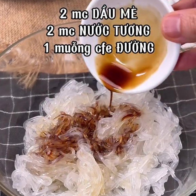 Bước 3 Trộn miến Miến cuộn rong biển chay