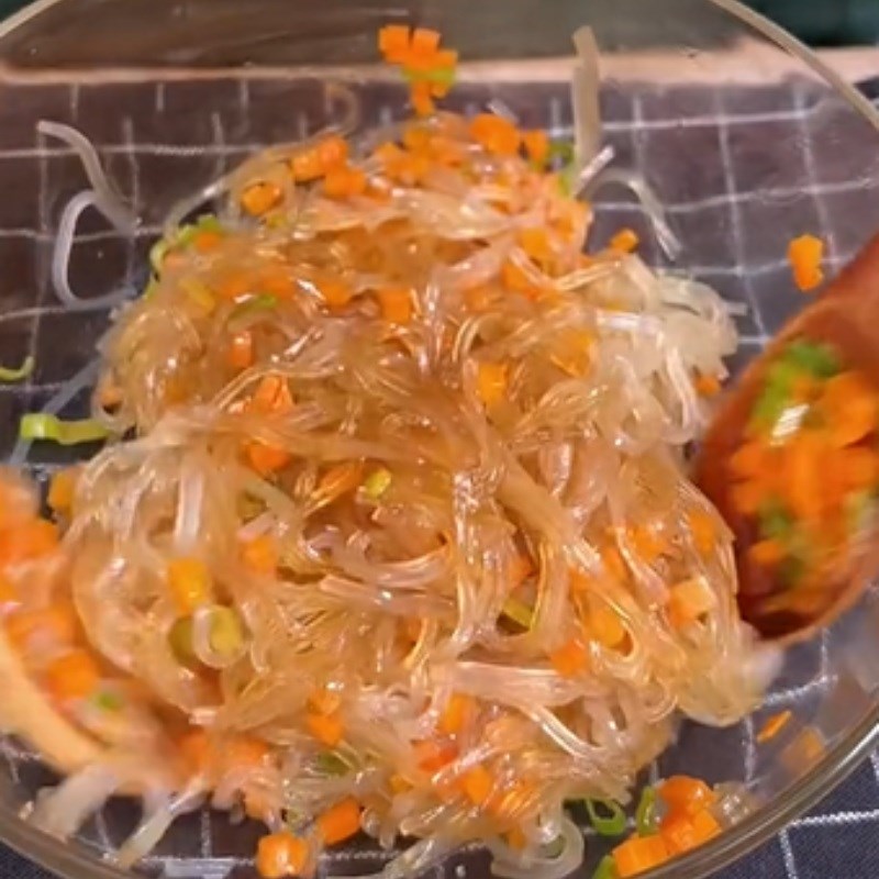 Bước 3 Trộn miến Miến cuộn rong biển chay