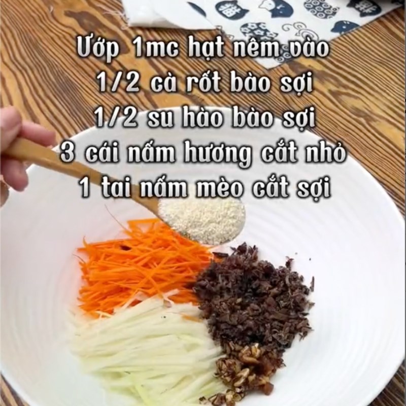 Bước 2 Trộn nguyên liệu và gói nem Nem cua bể ( công thức từ tiktok Vào bếp cùng Điện máy XANH)