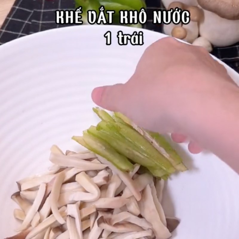 Bước 2 Trộn trạo nấm Chạo nấm chay