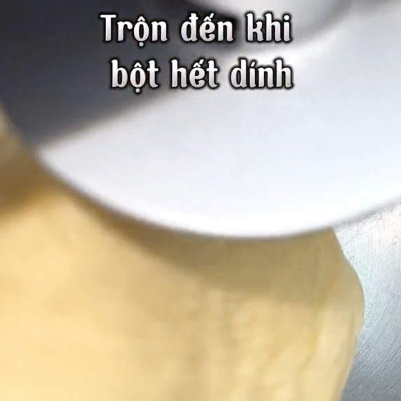 Bước 1 Trộn và nhồi bột Bánh quẩy chấm trứng muối