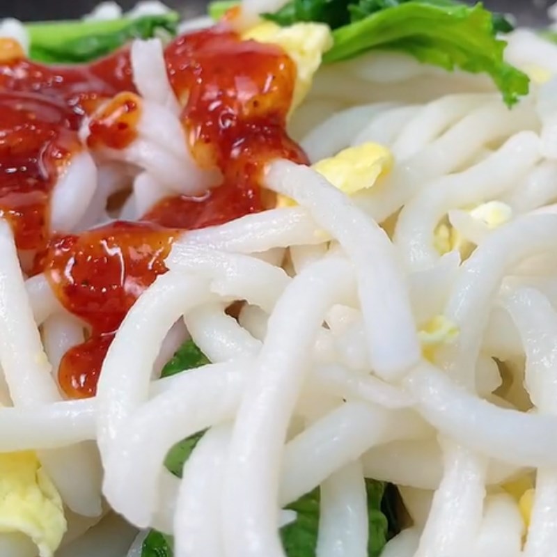 Bước 3 Xào mì Mì udon sốt cay (Công thức được chia sẻ từ Tiktik Vào bếp cùng Điện máy XANH)