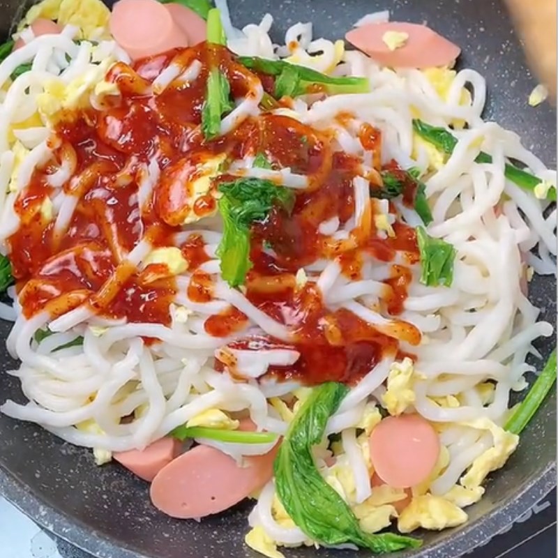 Bước 3 Xào mì Mì udon sốt cay (Công thức được chia sẻ từ Tiktik Vào bếp cùng Điện máy XANH)