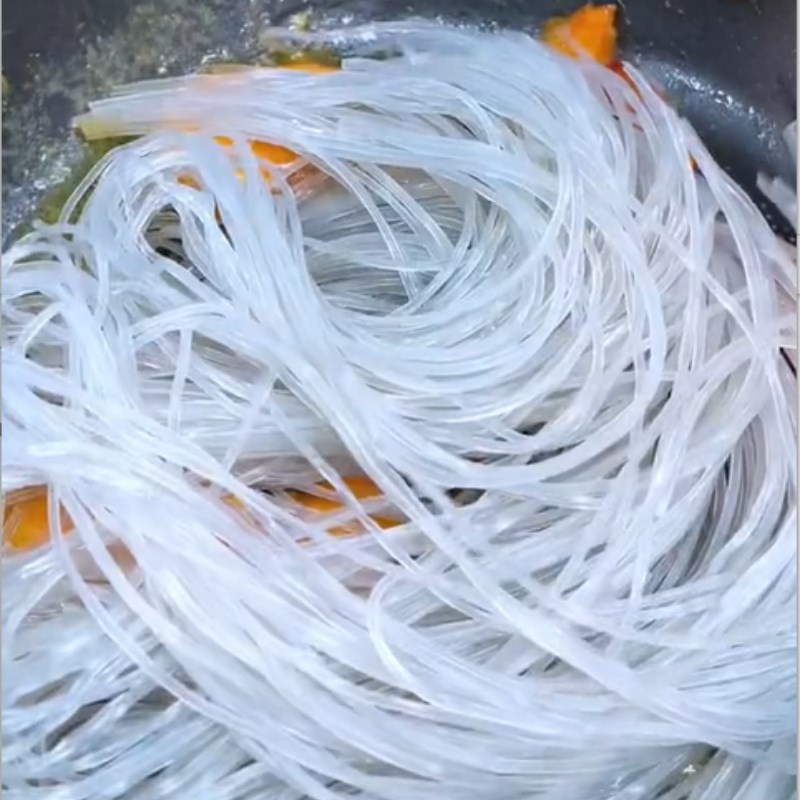 Bước 3 Xào miến Miến xào tôm kiểu Thái (Công thức được chia sẻ từ Tiktok Vào bếp cùng Điện máy XANH)