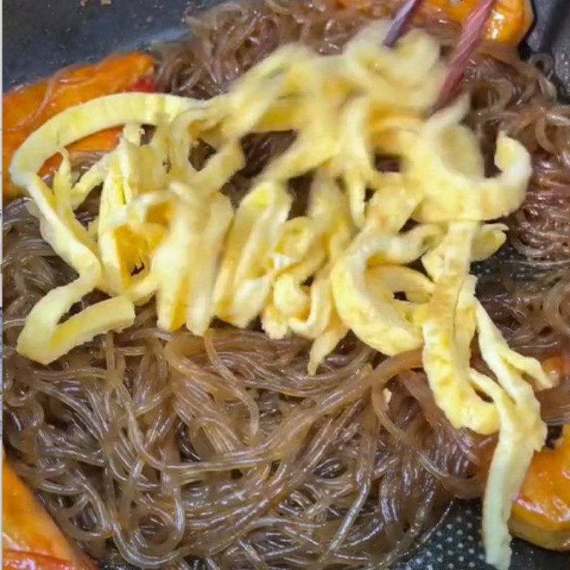 Bước 3 Xào miến Miến xào tôm kiểu Thái (Công thức được chia sẻ từ Tiktok Vào bếp cùng Điện máy XANH)