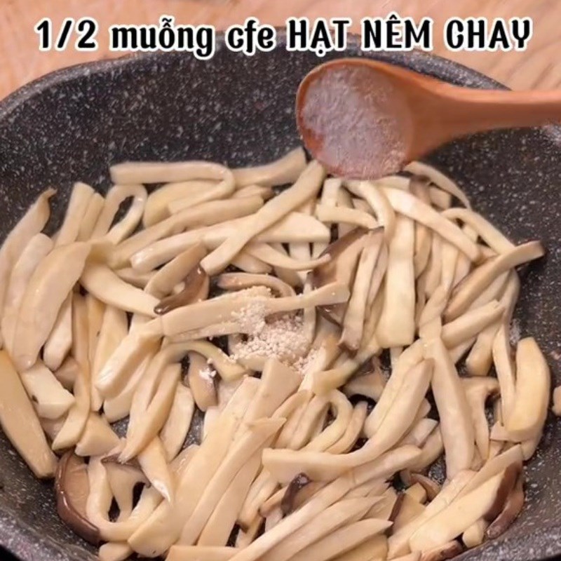Bước 3 Xào nấm Gỏi khổ qua chay với nấm đùi gà