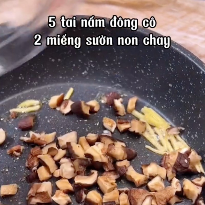 Bước 4 Xào nấm và sườn non Cơm gạo lứt trộn cam (Công thức từ kênh tiktok Vào bếp cùng Điện máy XANH)