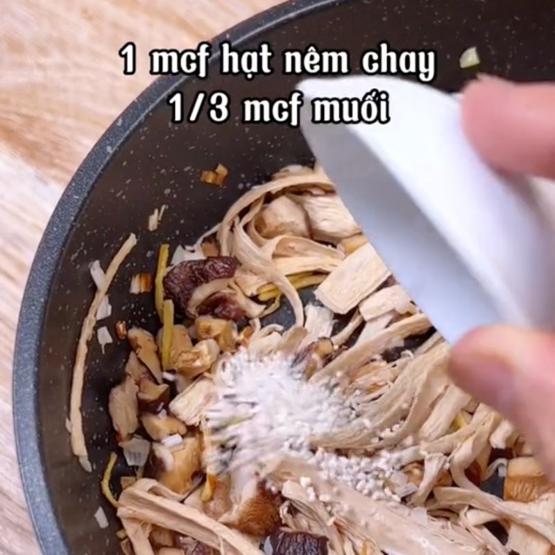 Bước 4 Xào nấm và sườn non Cơm gạo lứt trộn cam (Công thức từ kênh tiktok Vào bếp cùng Điện máy XANH)