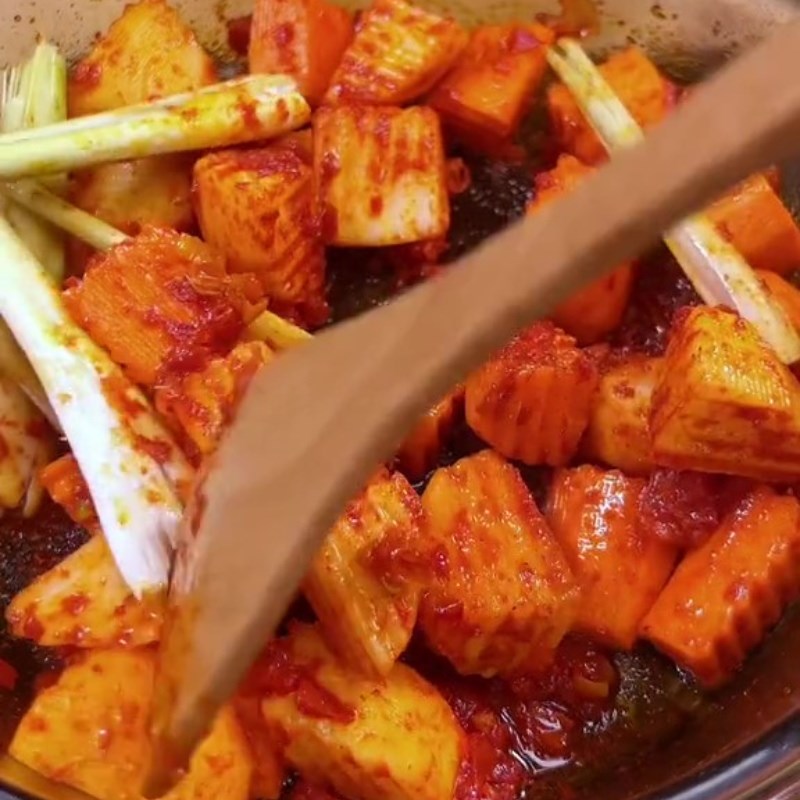 Bước 2 Xào sơ Bò kho chay bằng nấm đông cô