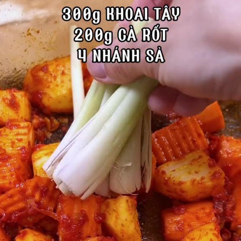 Bước 2 Xào sơ Bò kho chay bằng nấm đông cô