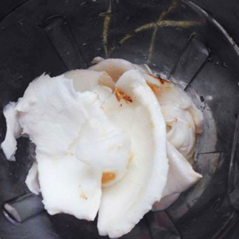 Bước 1 Xay nguyên liệu Cách làm đá bào cacao dừa