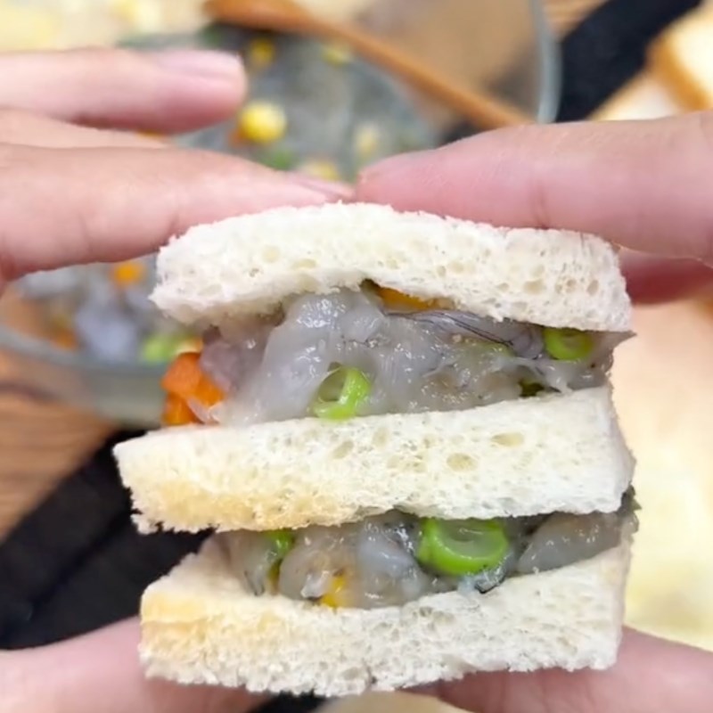 Bước 3 Xếp bánh và cho nhân vào Bánh mì kẹp tôm nướng