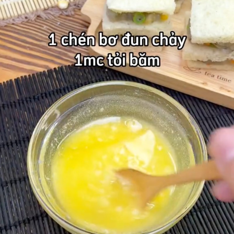 Bước 3 Xếp bánh và cho nhân vào Bánh mì kẹp tôm nướng