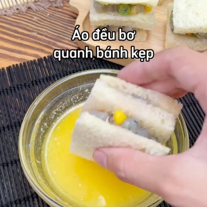 Bước 3 Xếp bánh và cho nhân vào Bánh mì kẹp tôm nướng