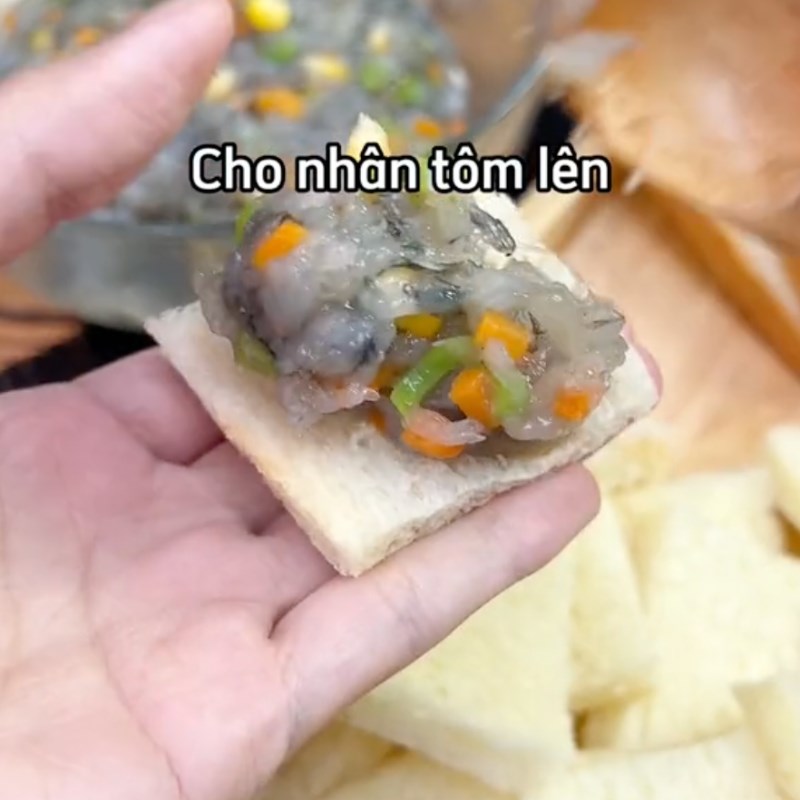 Bước 3 Xếp bánh và cho nhân vào Bánh mì kẹp tôm nướng