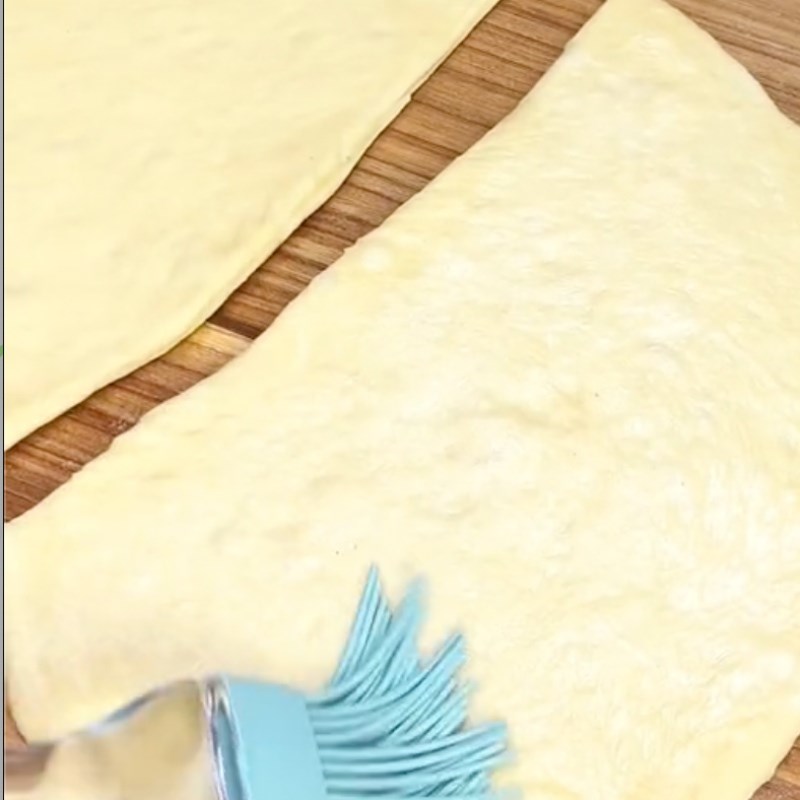 Bước 3 Xếp bột và tạo hình Bánh quẩy chấm trứng muối