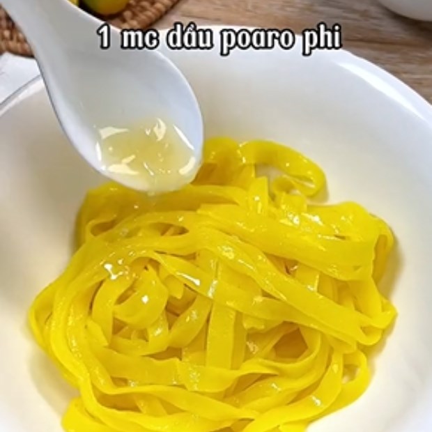 Bước 5 Xếp nguyên liệu và hoàn thành Mì quảng trộn chay (Nấm bào ngư)