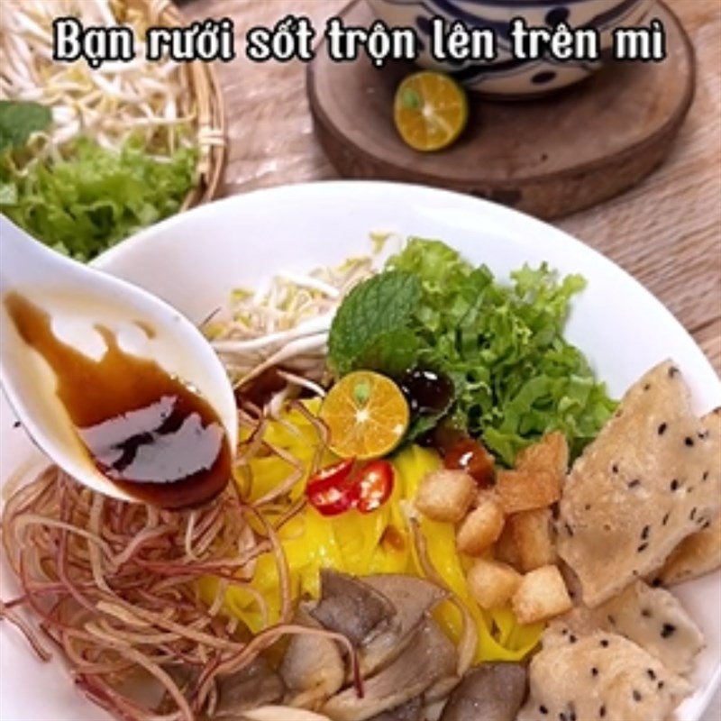 Bước 5 Xếp nguyên liệu và hoàn thành Mì quảng trộn chay (Nấm bào ngư)