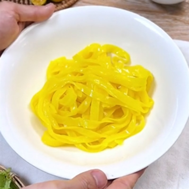 Bước 5 Xếp nguyên liệu và hoàn thành Mì quảng trộn chay (Nấm bào ngư)