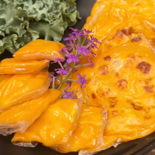 Hướng dẫn làm món bánh tráng phô mai thơm ngon, béo ngậy