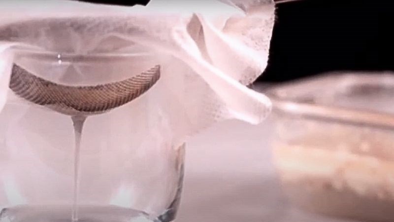 Bước 5: Lọc tạp chất khỏi dầu dừa