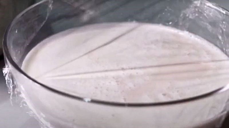 Bước 3: Bỏ cơm dừa v&agrave;o tủ lạnh