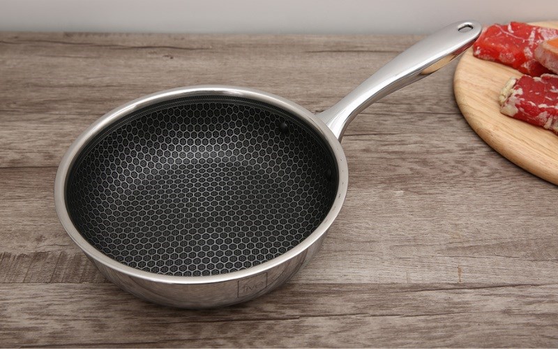 Chảo inox s&acirc;u chống d&iacute;nh tổ ong đ&aacute;y từ 26 cm Fivestar Blackcube FPC26005