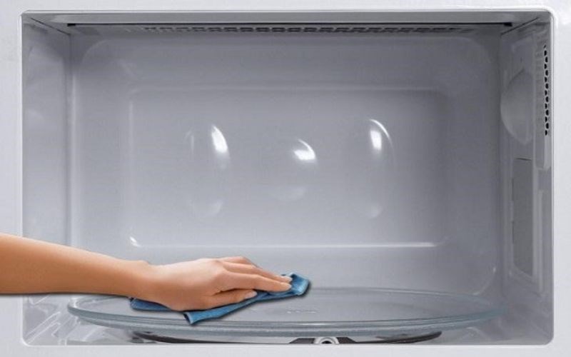 Cách vệ sinh lò vi sóng Electrolux