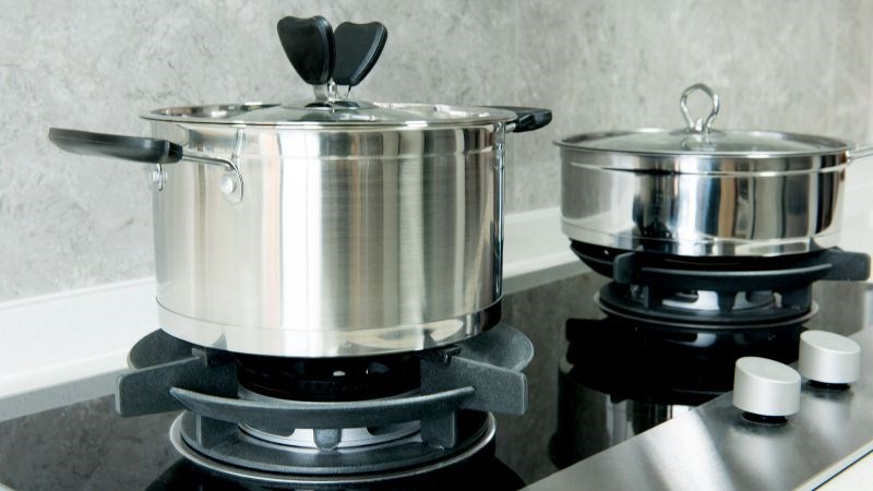 Đun nấu nồi inox m&agrave; kh&ocirc;ng c&oacute; thực phẩm ở tr&ecirc;n bếp qu&aacute; l&acirc;u