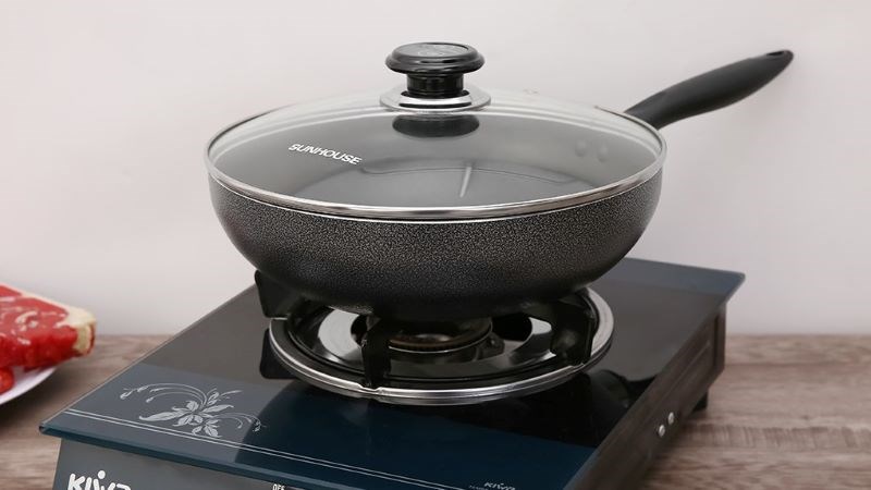 Chảo nh&ocirc;m s&acirc;u chống d&iacute;nh nắp k&iacute;nh 26 cm Sunhouse SHS26K 