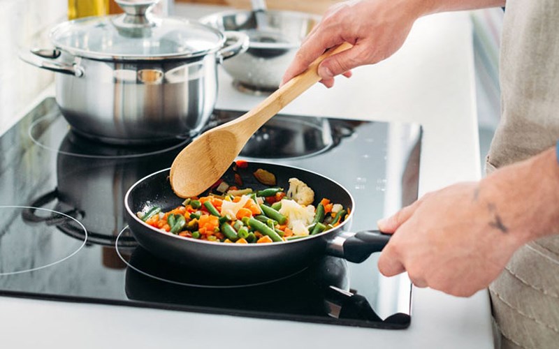 Đun trực tiếp thực phẩm tr&ecirc;n bếp