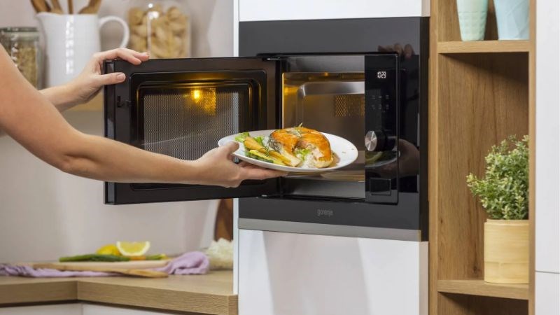 Những điều cần tr&aacute;nh khi d&ugrave;ng l&ograve; vi s&oacute;ng