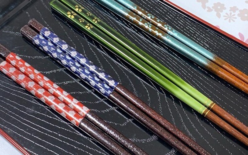 Đũa được c&oacute; hoa văn, họa tiết