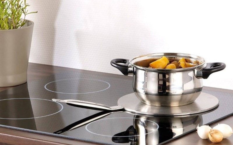 Bề mặt bếp từ bị bẩn hoặc c&oacute; vật cản trở